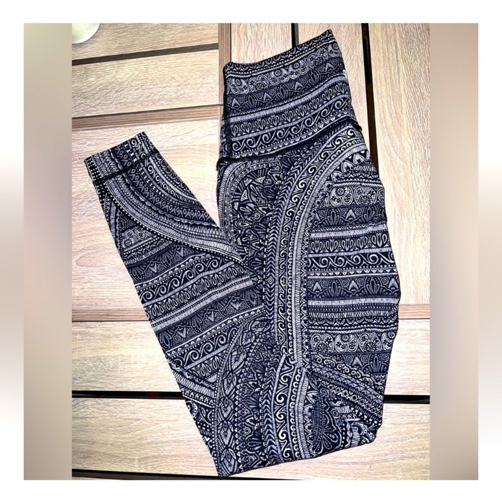 Lululemon lemon, exotic pattern leggings